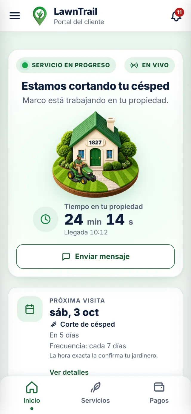 Portal del cliente, Inicio: tarjeta «Servicio en progreso» con la etiqueta «En vivo», «Estamos cortando tu césped» y «Marco está trabajando en tu propiedad», la casita con el jardinero animado en su cortacésped, el tiempo en tu propiedad (24 min 14 s), la hora de llegada y el botón «Enviar mensaje»; debajo, la próxima visita